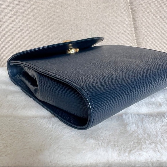 VINTAGE CHLOE Navy Blue Epi Leather Gold Chain Small Crossbody / Clutch - Picture 10 of 16